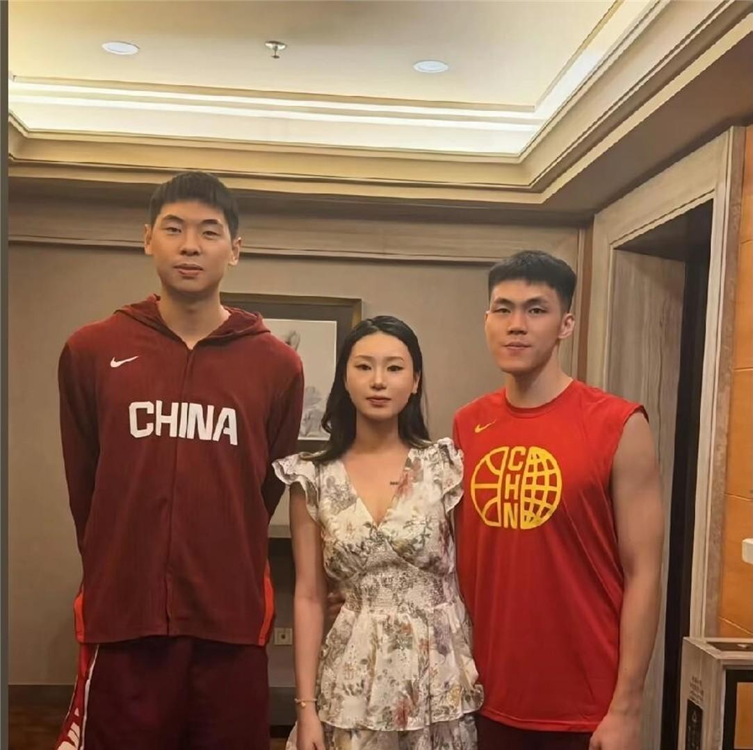 1米70六嫂产后奔赴赛场：庞峥麟更衣室搂妻与崔永熙合影，这一幕比83比78的比分