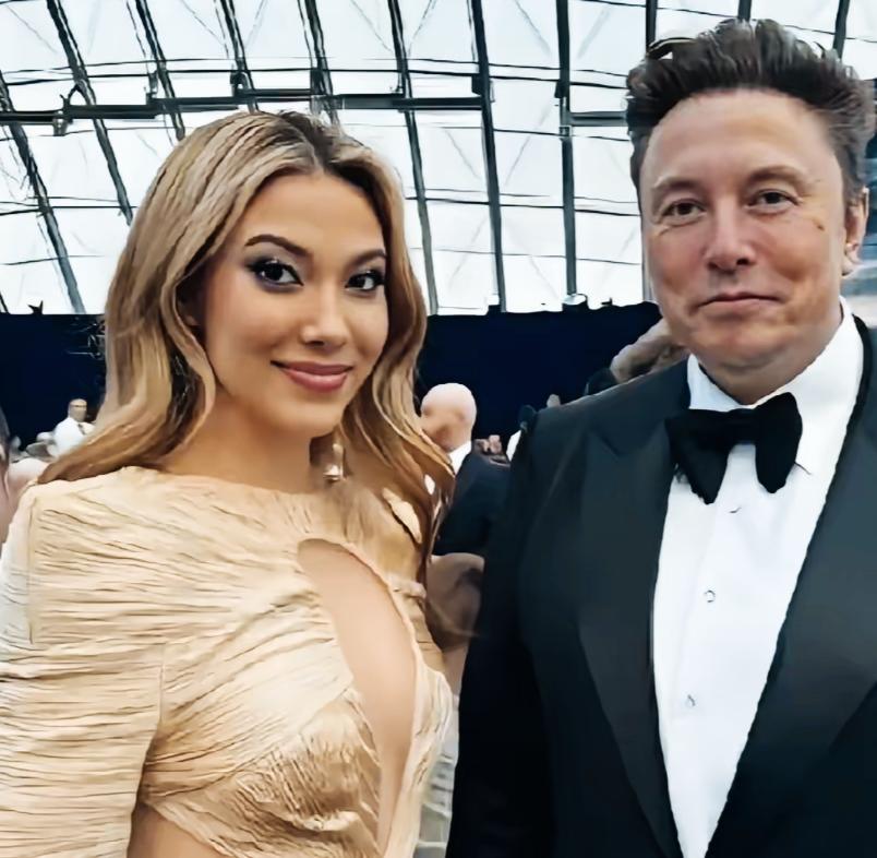 马斯克和谷爱凌合影时，脸上表情挺有意思啊！
马斯克这表情像是似笑非笑啊！
马斯克