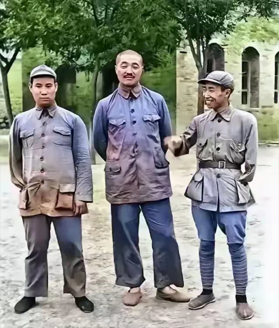 这才是贺龙元帅他们的真实相貌，不是演员饰演的！这是一张珍贵稀少的老照片，猜猜照片