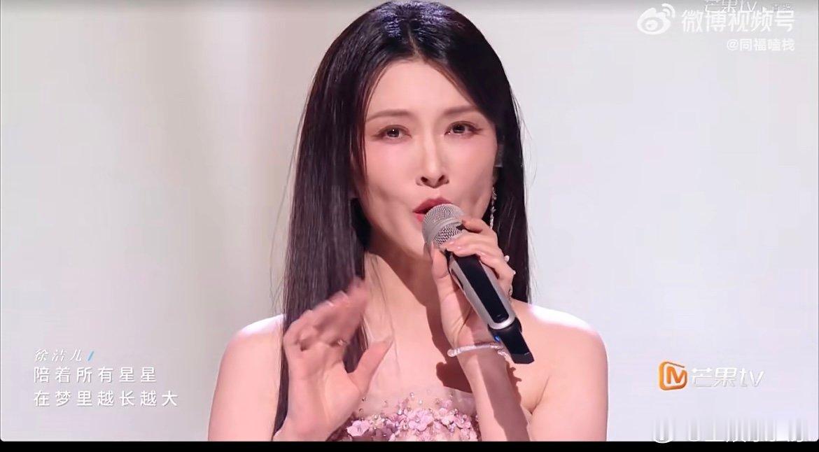 徐洁儿开口跪每次舞台开场都让人眼前一亮，独特嗓音自带故事感，听她唱歌就是一种享受
