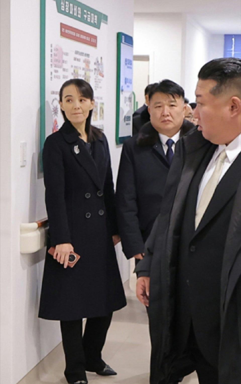 金正恩妹妹这是用的哪款手机？

有不少数码博主说是荣耀折叠屏手机，有朋友能看出来