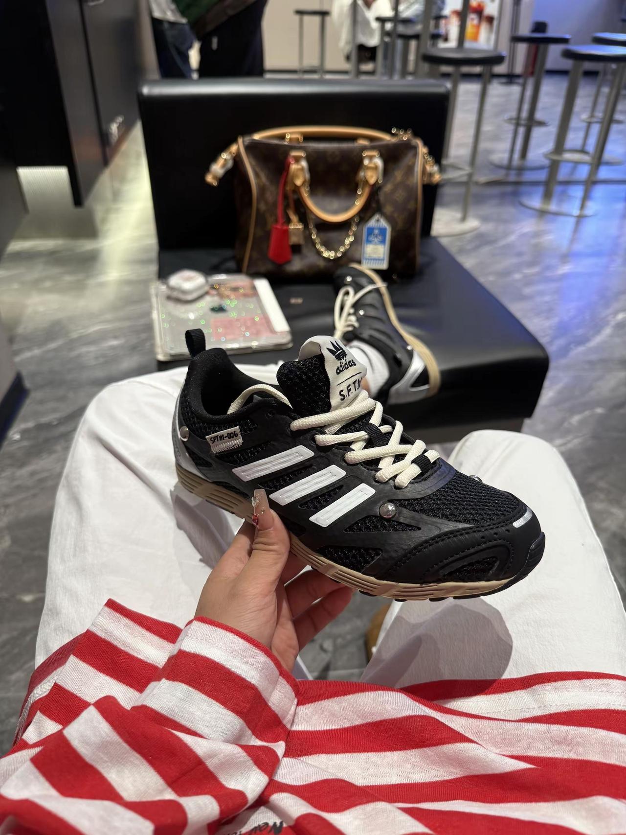 若想情路不偏坠，户外就穿adidas