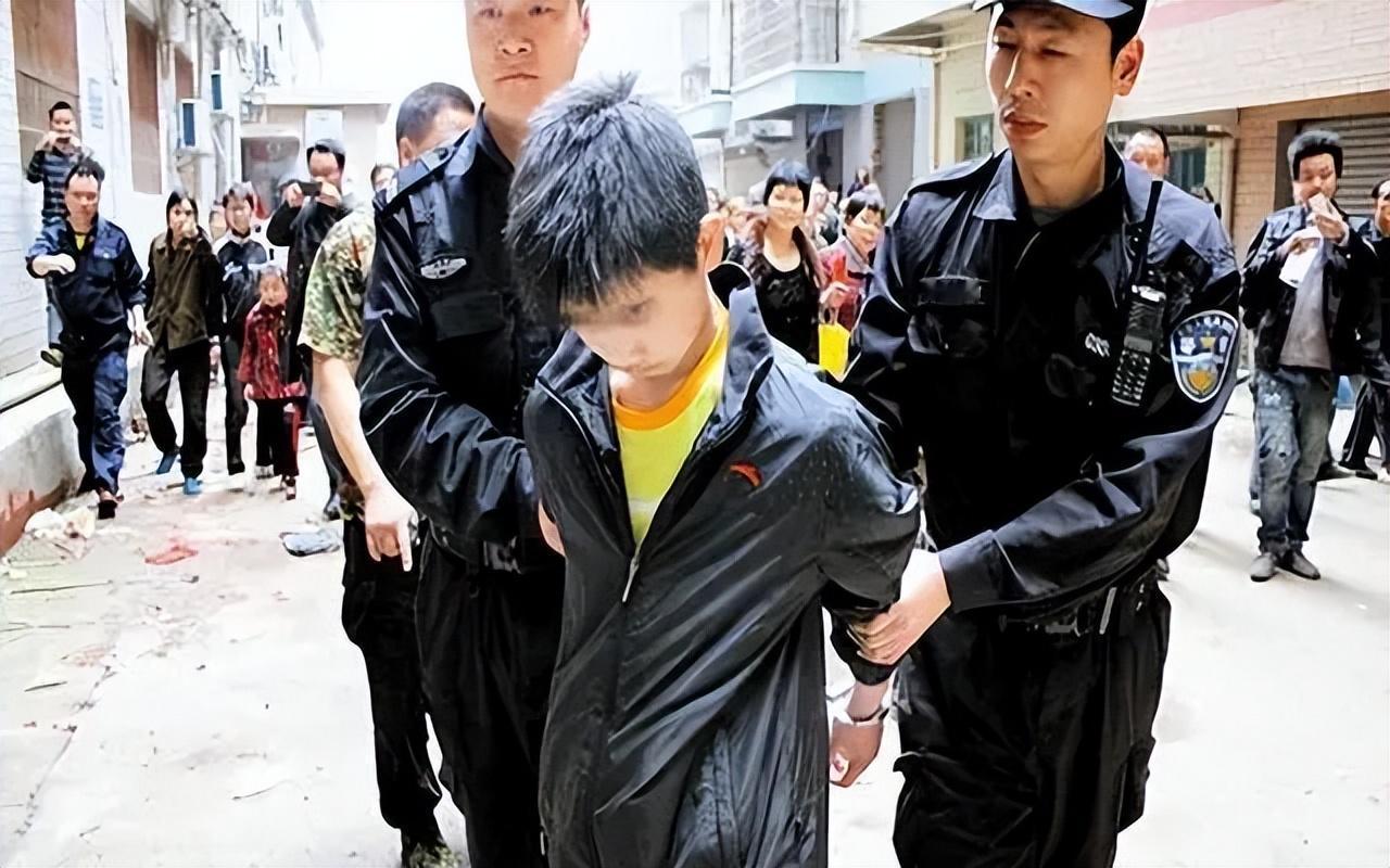 #记录秋日生活点滴#
一个年仅12岁的男孩，仅仅因为表妹的一句玩笑话，在杀害姑姑