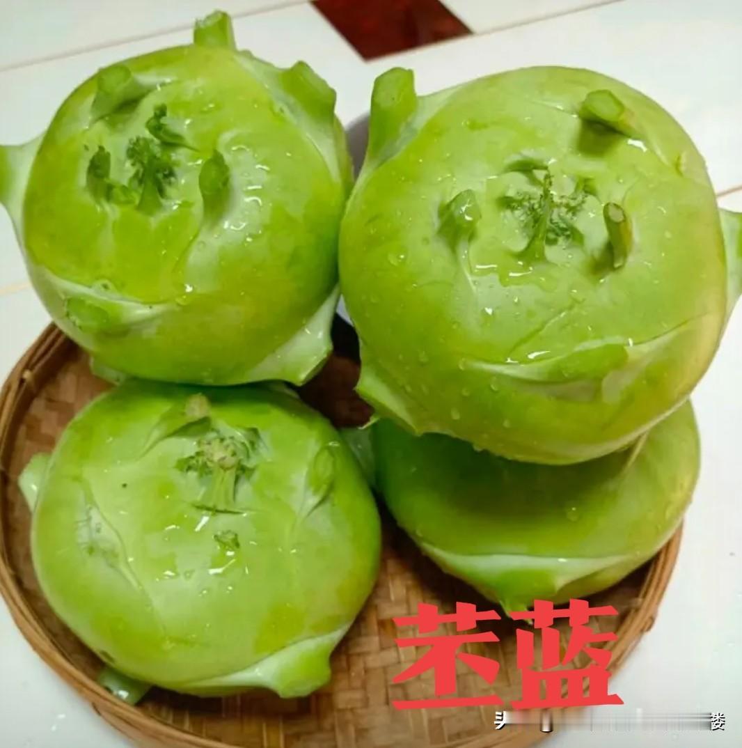苤蓝这蔬菜挺宝藏的，也叫玉头、擘蓝，吃的是膨大的肉质球茎和嫩叶。它和蔓菁、芥菜疙