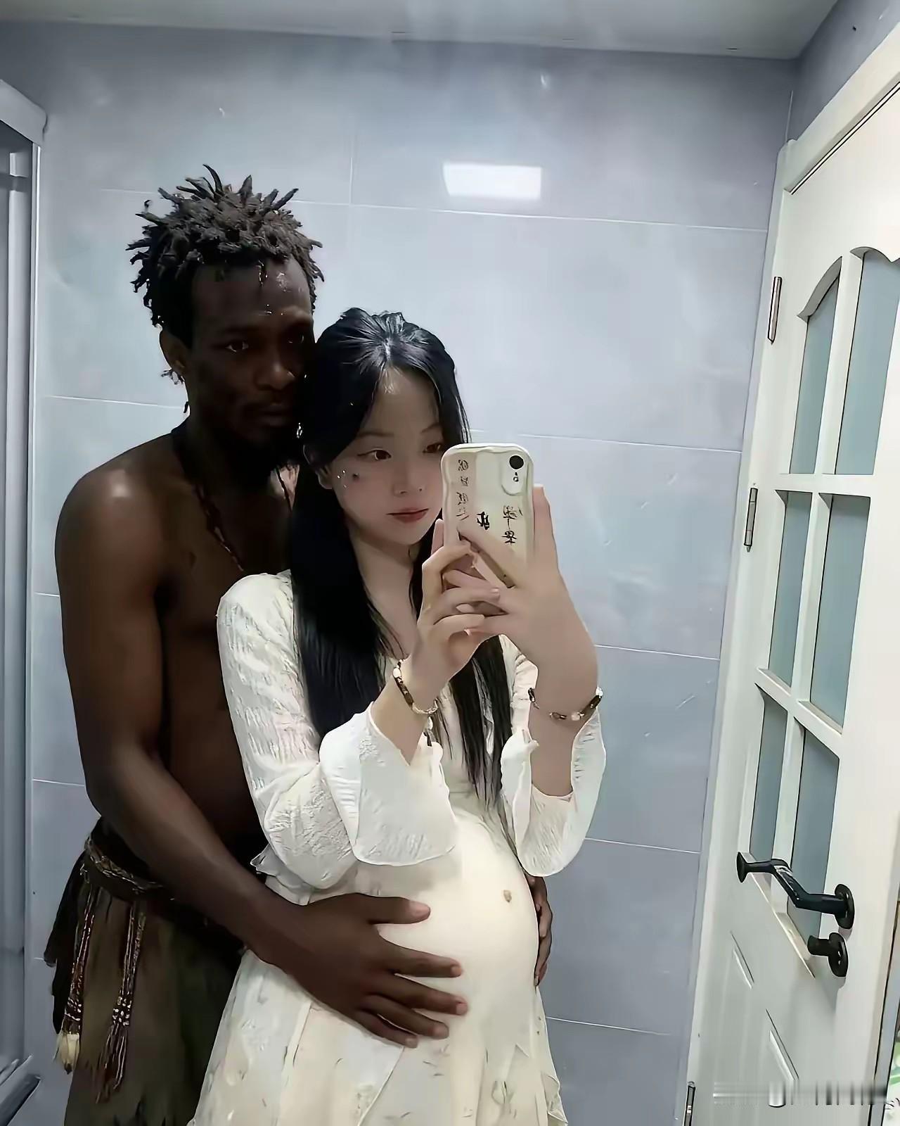 漂亮女孩儿和男友在一起，感觉她的脸上写满了幸福，幸福是什么？每个人都有不同的理解