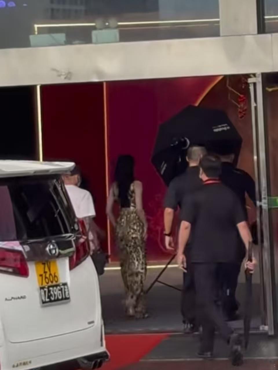 迪丽热巴把瓷砖穿身上了迪丽热巴拼色吊带裙迪丽热巴拼色吊带裙，把瓷砖穿身上了，[爱