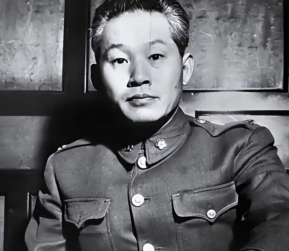 1987年，蒋经国去看望被幽禁了32年的孙立人。
 
那天的台中寓所院子里，孙立
