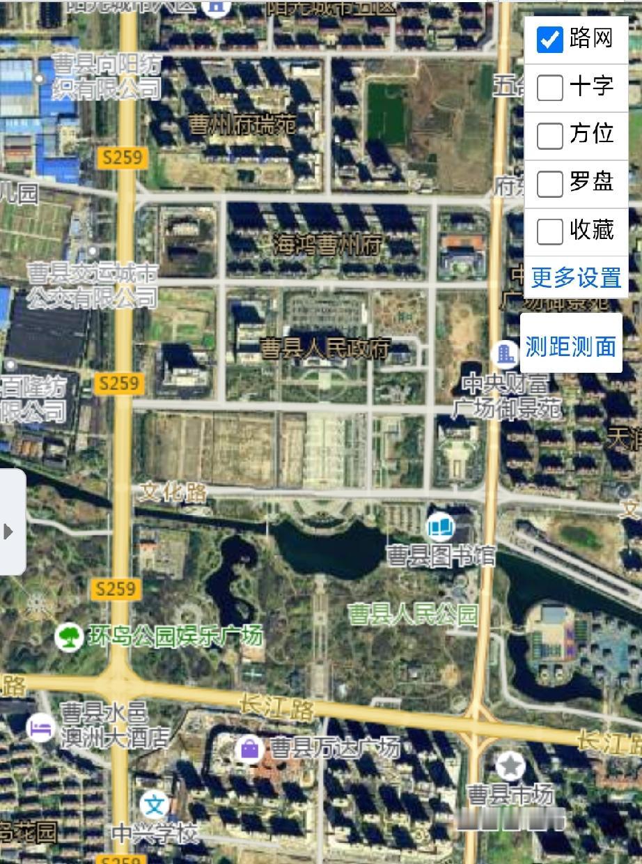 曹县人民公园的桥

人民公园景区，河湖相连、水绿相间，亭台楼榭、花草鸟鱼，张弛有