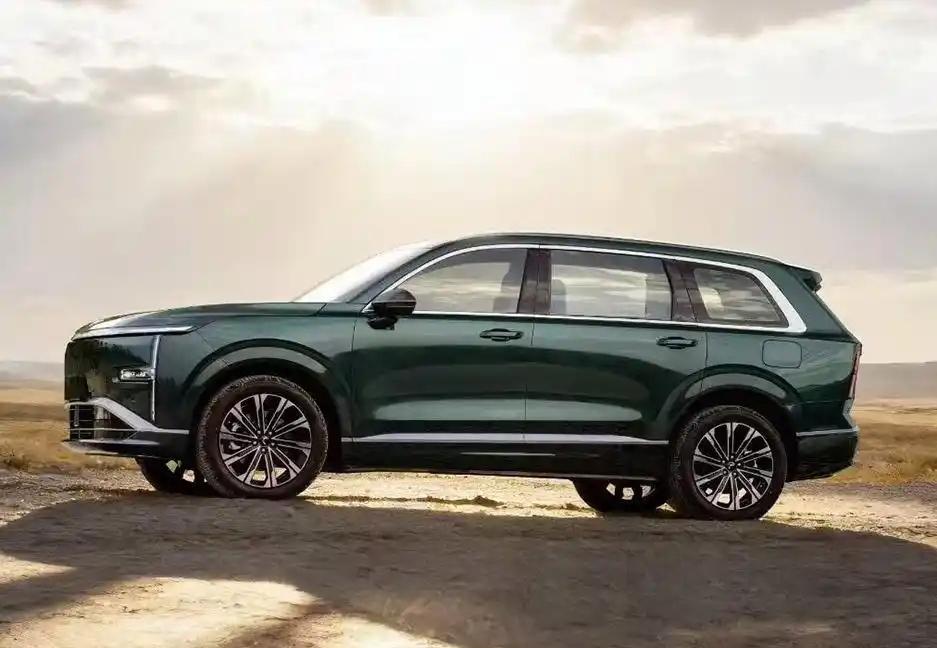 五菱新款插混大型SUV酷似路虎，这设计是真好看👀

第三排座椅坐垫高度达320