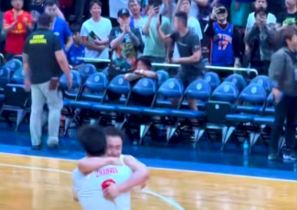 竞技场上最震撼的剧本，从来不是完美偶像的碾压。
 
末节落后11分，主力伤缺，无