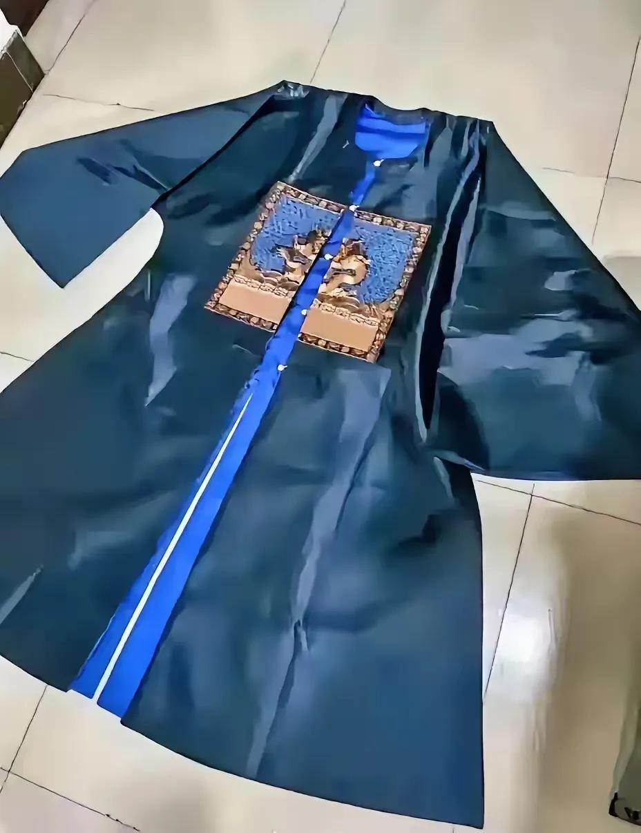 【惊险夜钓记】差点丢了小命！广东深圳的一名男子，心血来潮，网购了件五折的夜钓服，