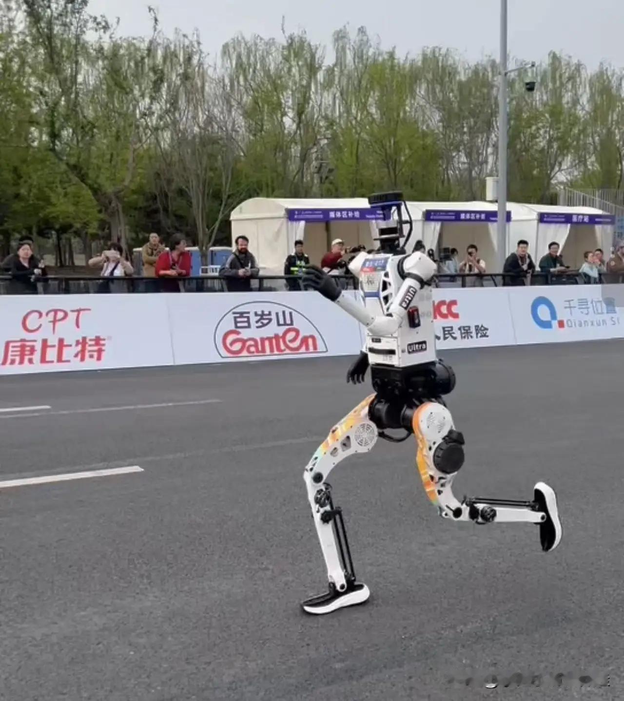 北京亦庄人形机器人半马现场，全网揪心的一幕出现了：赛前夺冠大热门宇树H1，在距离