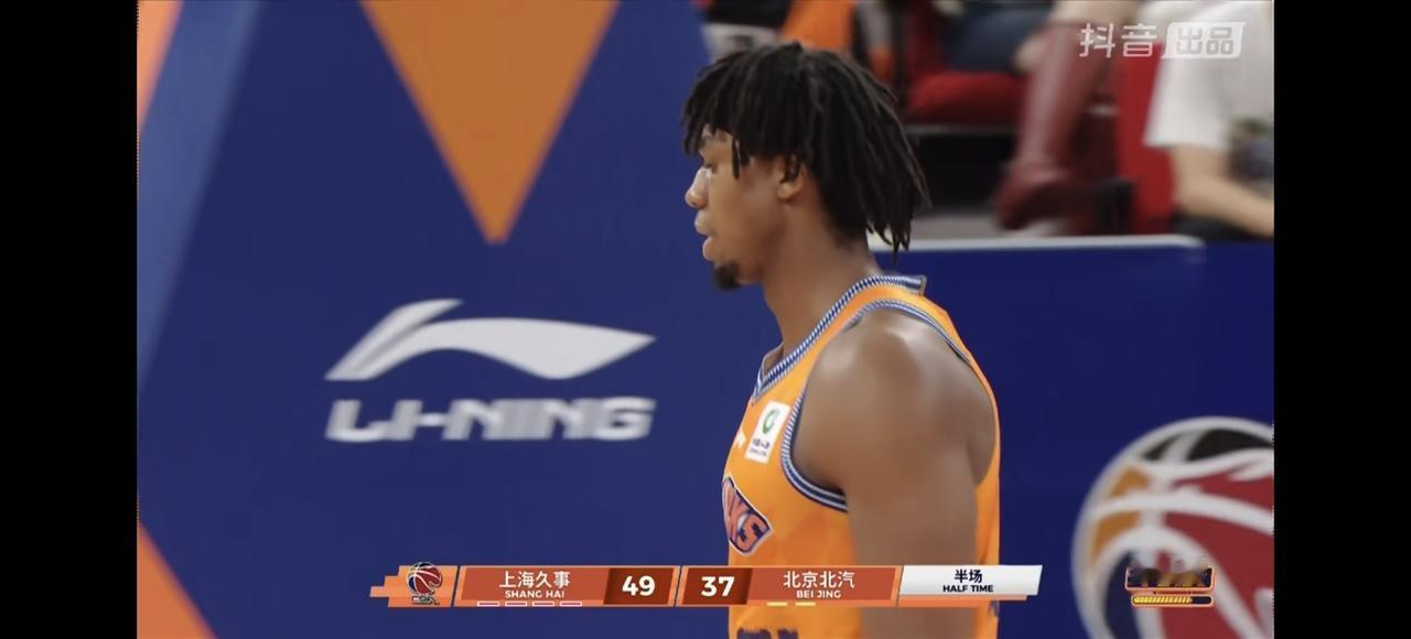 CBA半决赛北京37：49上海落后，半场看出，北京真的打不过上海：
1、上海兵强
