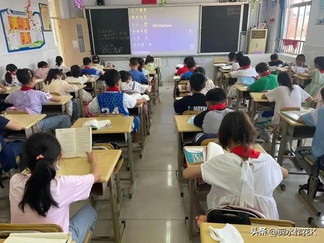 周末和朋友聊天，朋友说她终于辞去班主任了，我问她为什么，朋友摇摇头说到，太累了，