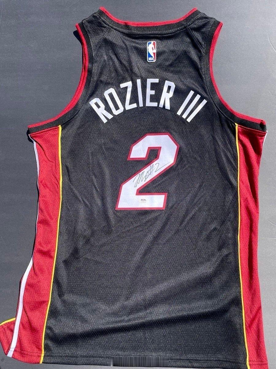 球迷有一件亲签球衣，可惜是罗齐尔的绝版球衣