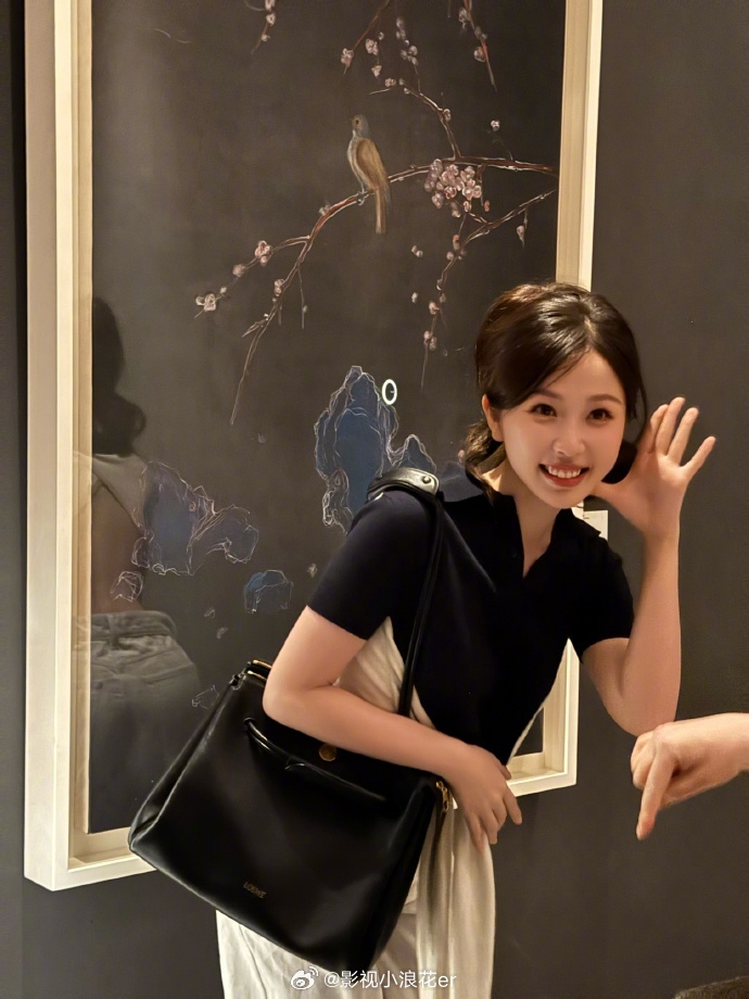 虞书欣的三角漏背装造型堪称教科书级别！巧妙的设计既展现了她优越的身材比例，又不失