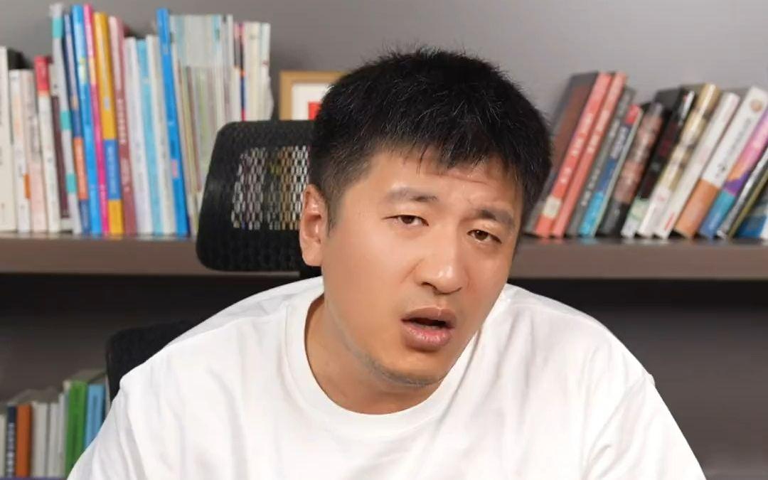 张雪峰说：
“你要么努力成为强者,
要么就只能忍着，
这就是残酷的现实。
社会就