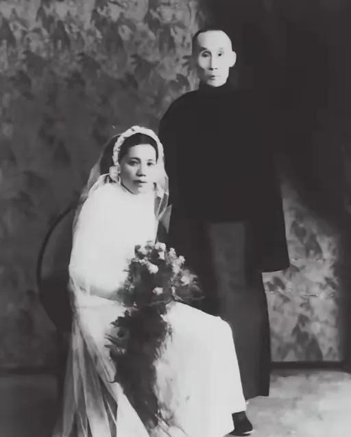 1932年的春天，两个家庭的困境，将两个年轻女子推向了命运相似的拐点。张晓芳盖着