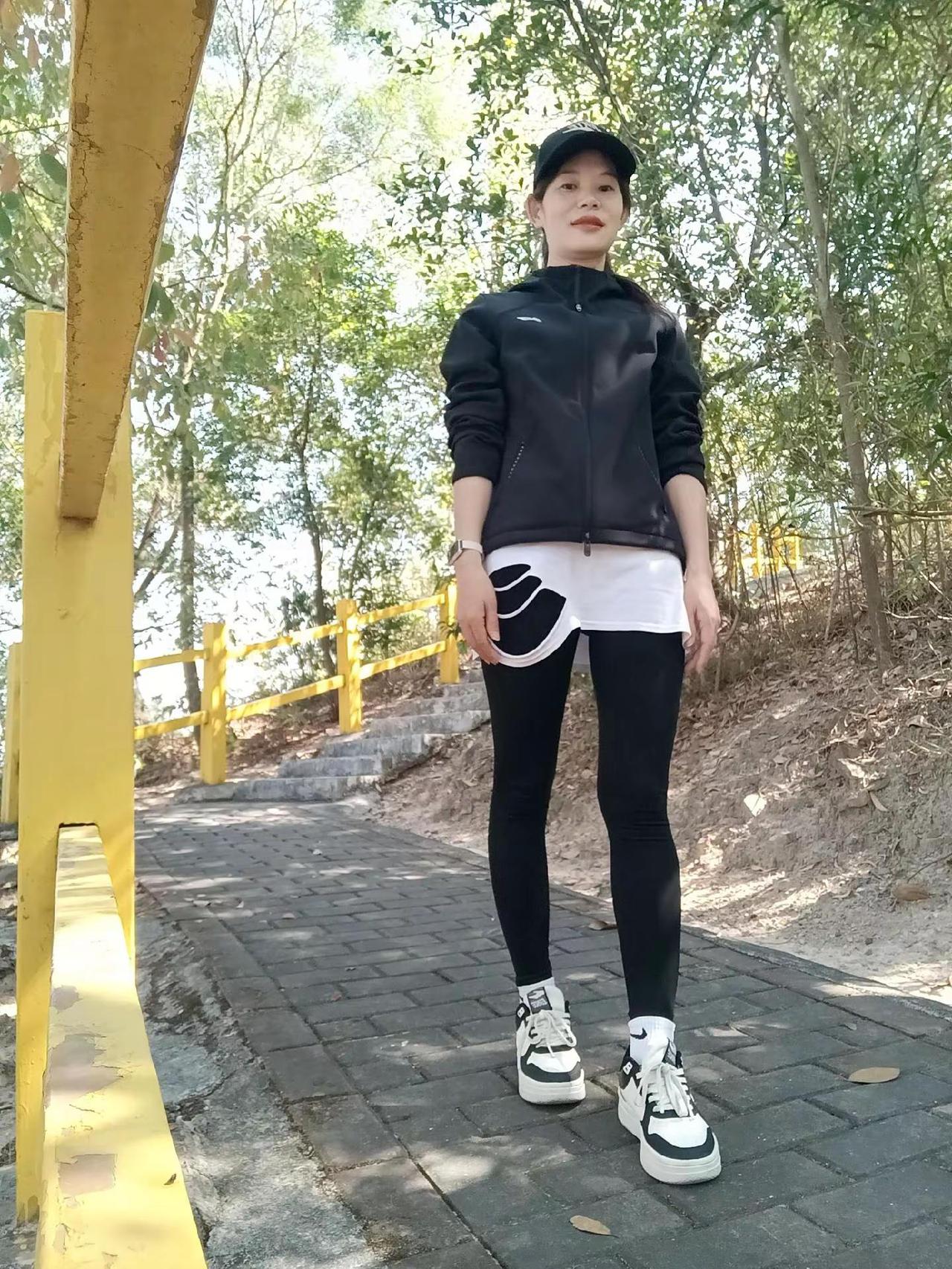 节日都是留给幸福的人，        我只是个，沉默不语的看客…”我只有他陪着我