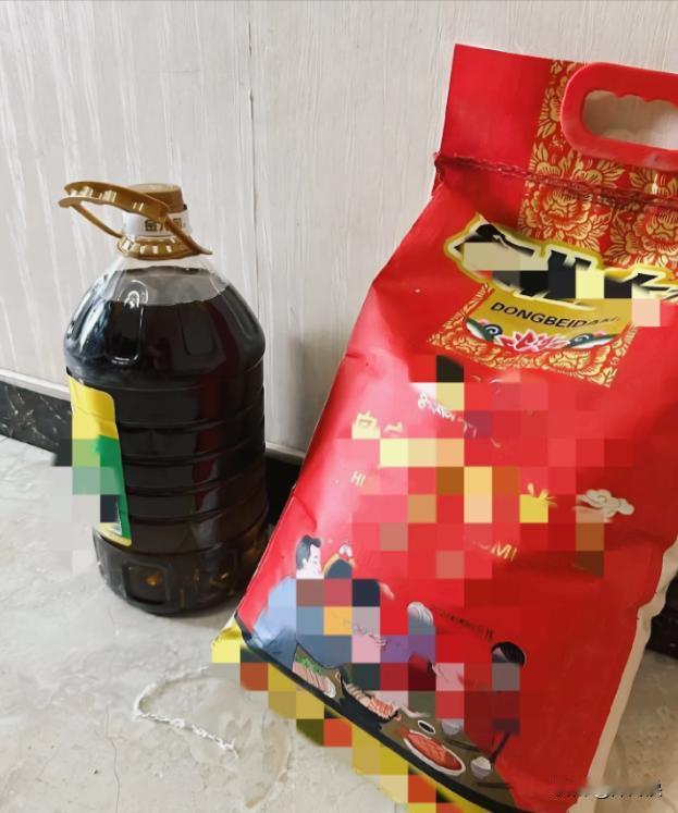 “讹人讹到新高度！”吉林，一大妈领取扶贫公司分发的50斤大米和豆油，她扛到肩上就