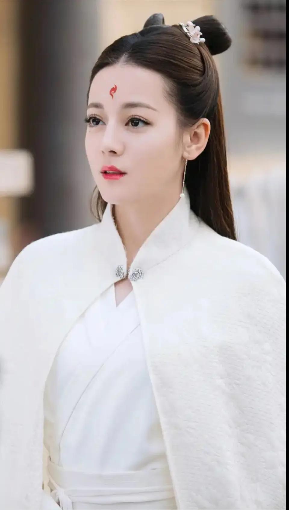 迪丽热巴古力娜扎谁更漂亮 迪丽热巴与古力娜扎皆极为美丽，难分高下。
迪丽热巴五官