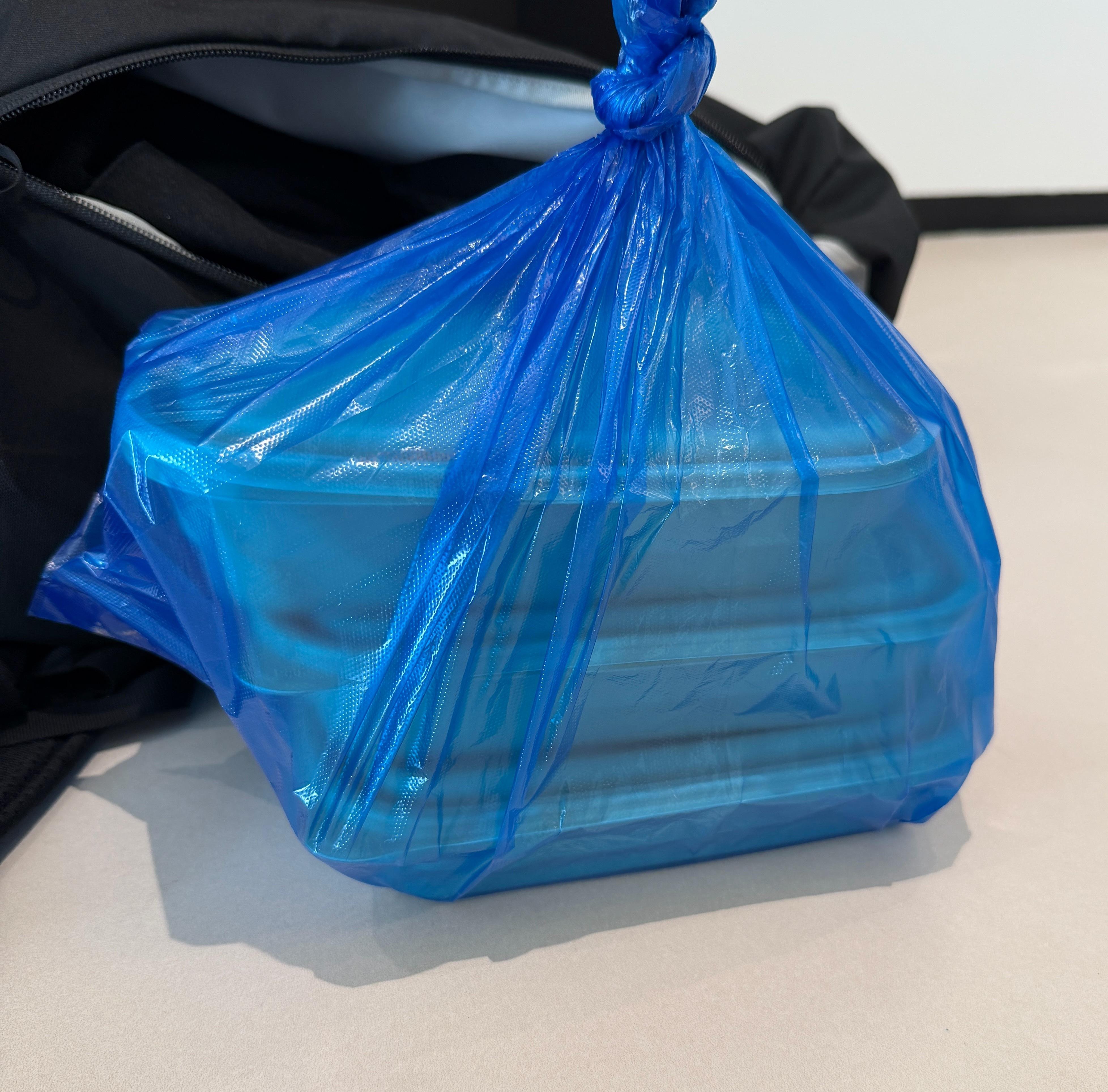 刚才把弟弟送下去吃稀饭，婆婆让我把胡杨林午饭拿给他。群里还叮嘱他上班别忘了。