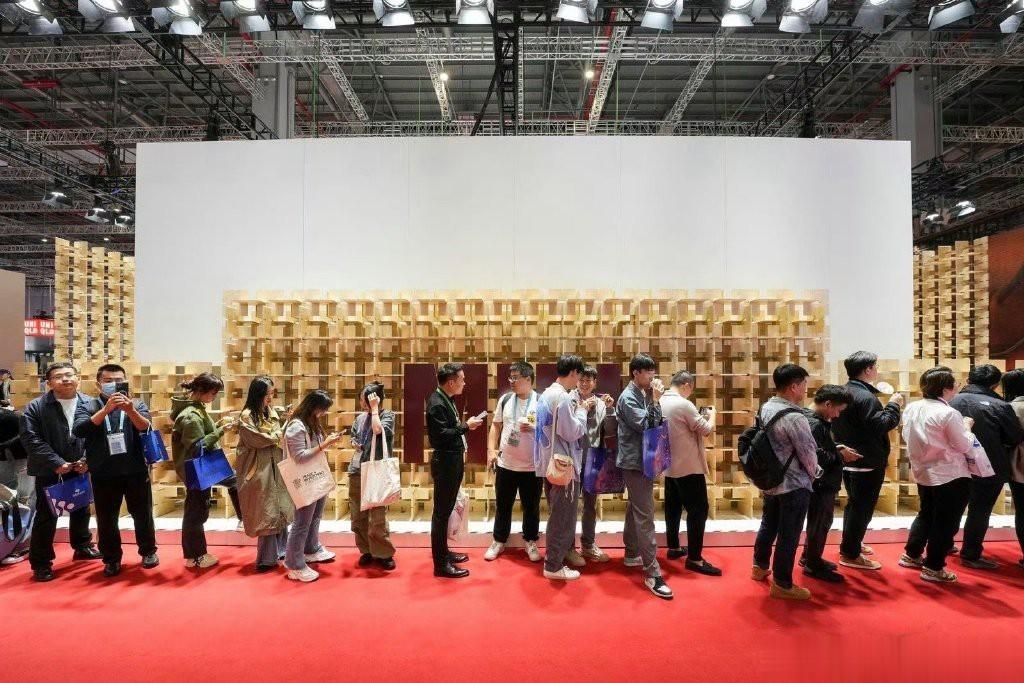 #进博会最受欢迎的展台礼物# 没想到进博会最受大家欢迎的展台礼物居然是可以拆下来