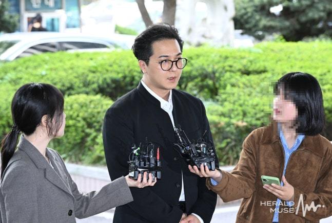 【heraldmuse】21日上午10时，首尔西部地方法院刑事第10独任庭(审判