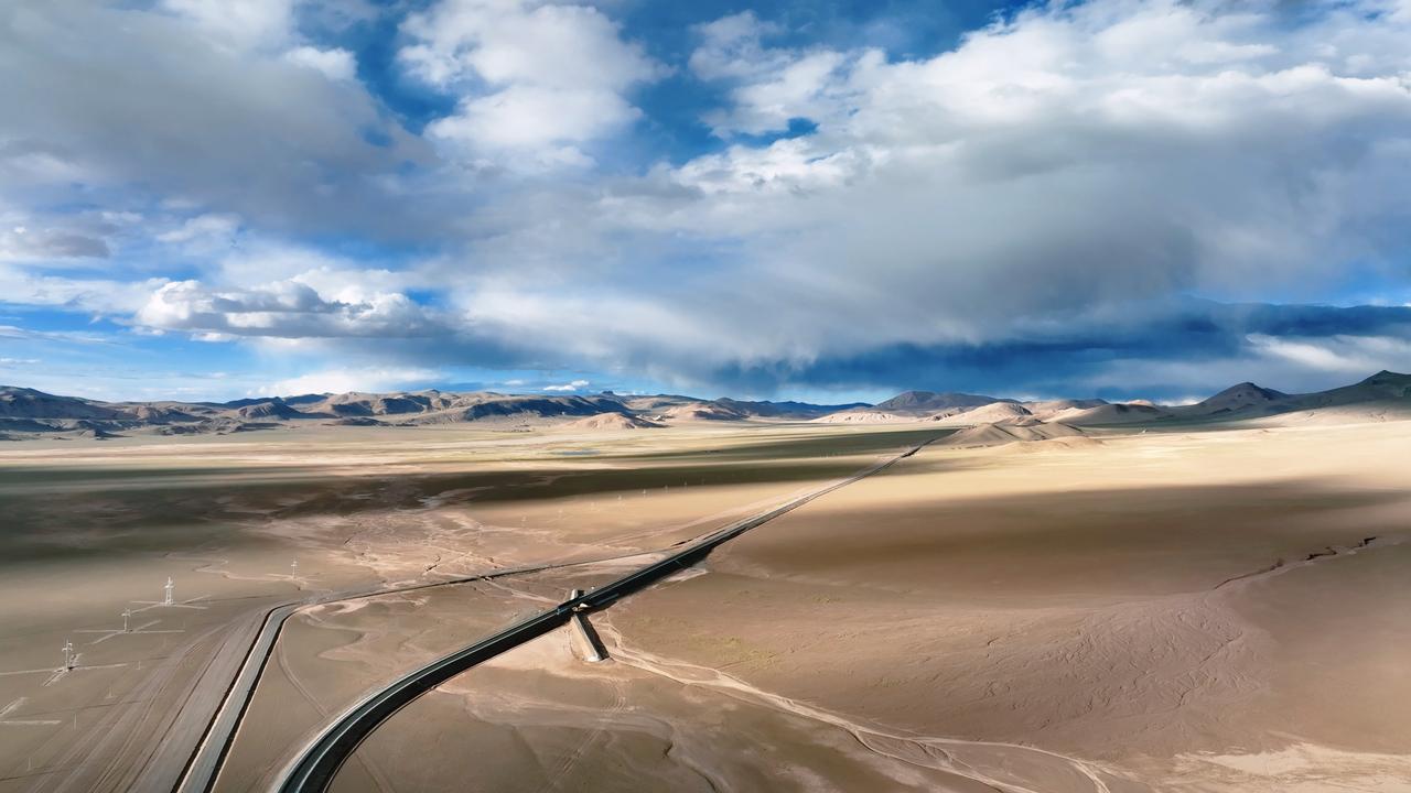 近来，无人机管控政策成了飞友圈热议的焦点，每一次讨论里，都藏着几分不舍与无奈。