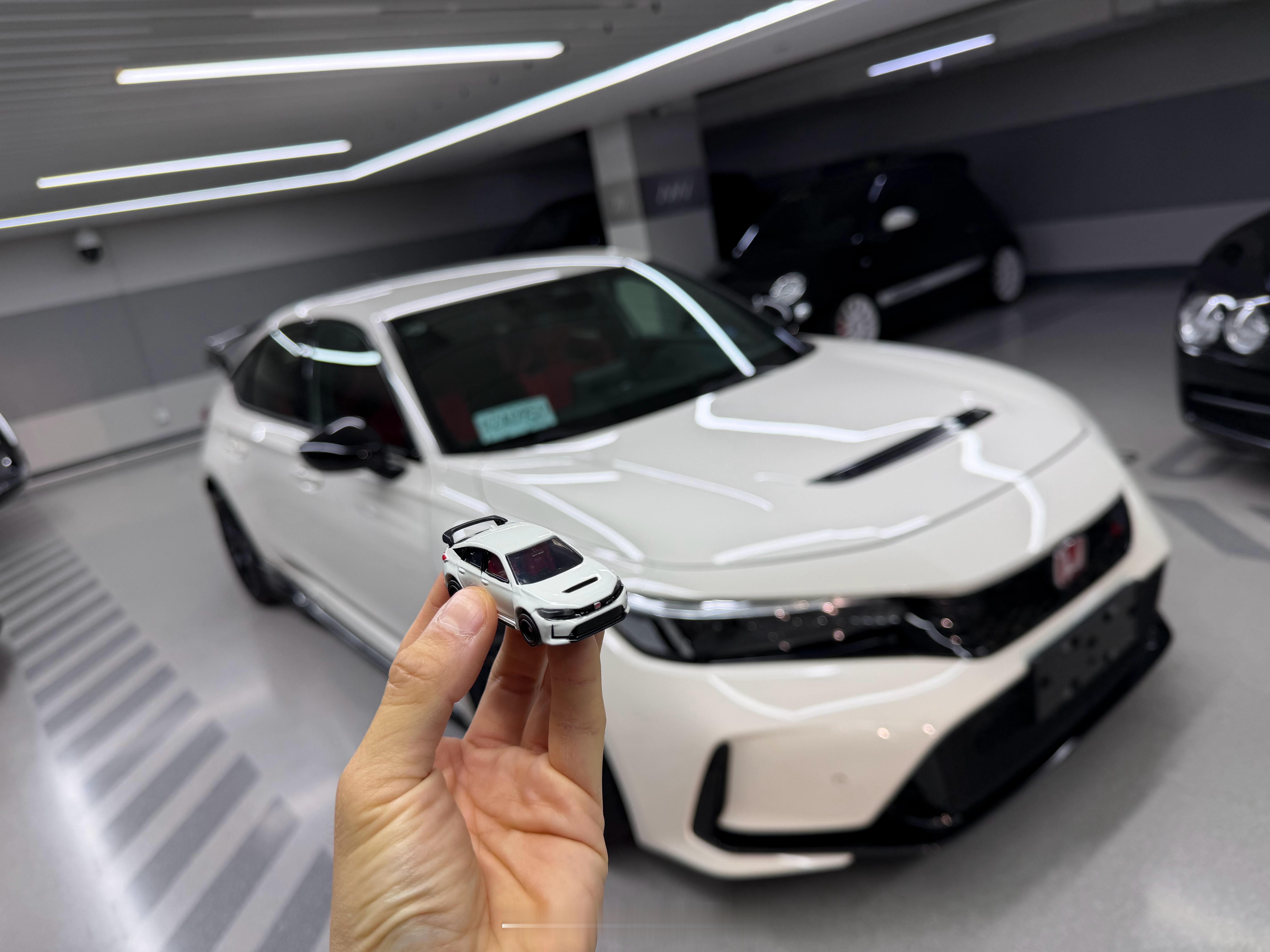 本周重点~思域Type R验车上牌，全车贴膜+更换油水。机油、变速箱油、刹车油和