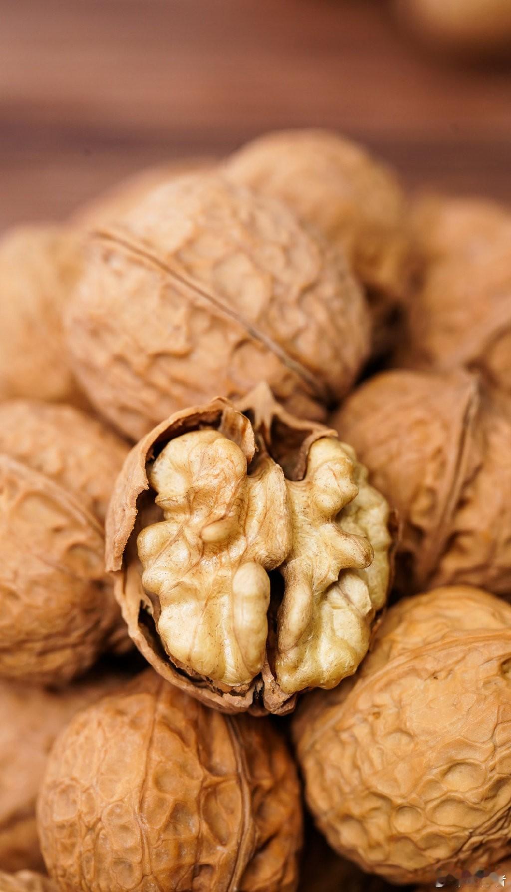 核桃对脑梗患者的特殊益处
 
1，促进神经功能恢复
 
提高认知能力：连续食用核