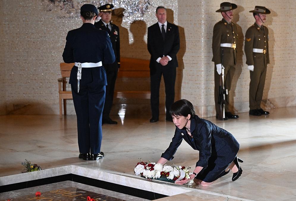 最近日本首相高市早苗在澳大利亚战争纪念馆“扑通”一跪，直接给国际舆论整笑了 。