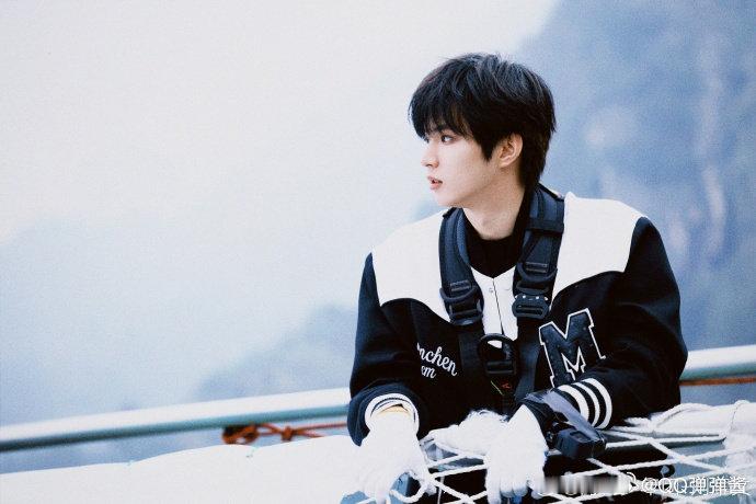 刘耀文连秋裤都是应援色 刘耀文的宠粉真的太硬核了 脱秋裤都要花好久的可爱鬼，居然