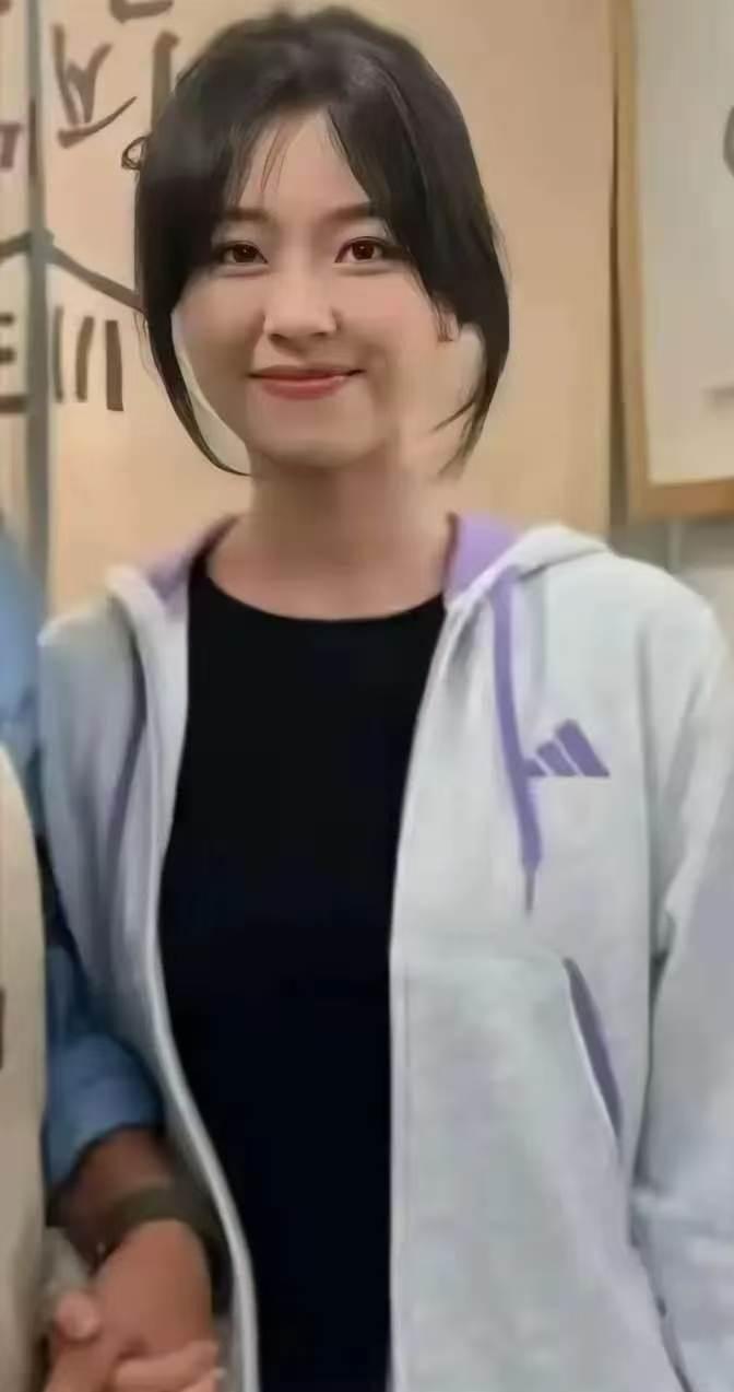 一个25岁的女孩，自己走进了一名男子的住所。监控画面里没有拉扯、没有挣扎，她是自