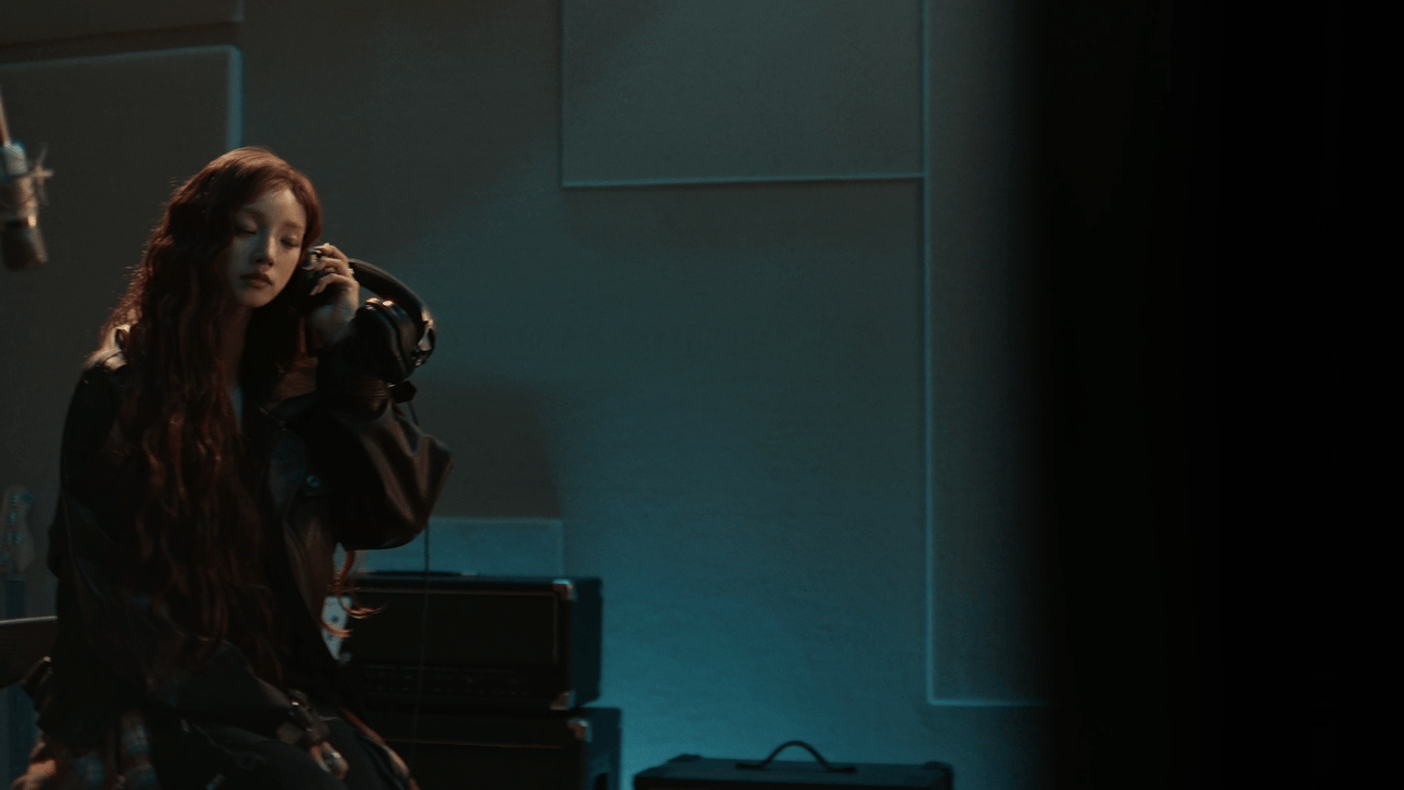 宋雨琦的小牛穿搭 耳机里是旋律，耳边是晚风～的穿搭法则主打一个自由至上，一件皮衣