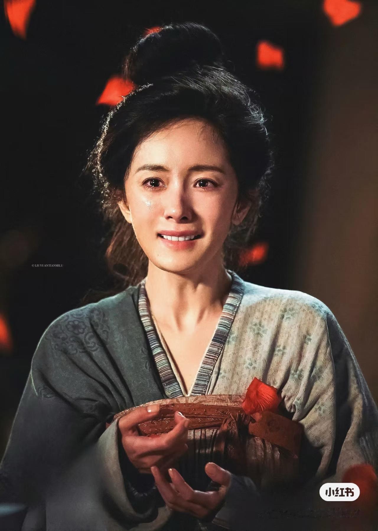 杨幂新剧演技真的不错，携手大鹏一起飙演技，感觉她开始注重眼神戏，用眼神表达情感情