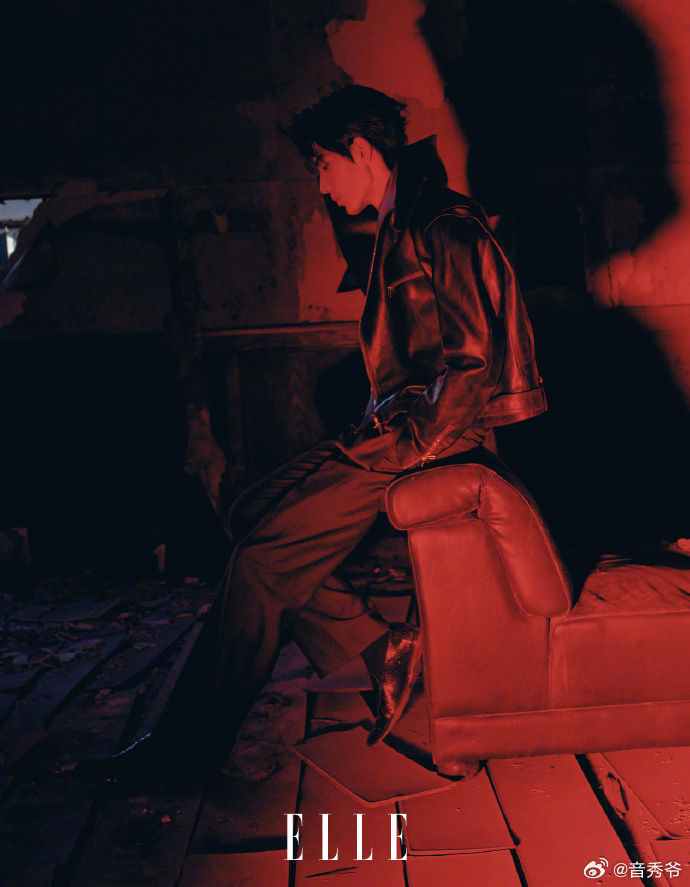 许闯拍的张凌赫 张凌赫这组状态真的封神，颜值稳定输出，氛围感直接拉满，温柔又帅气