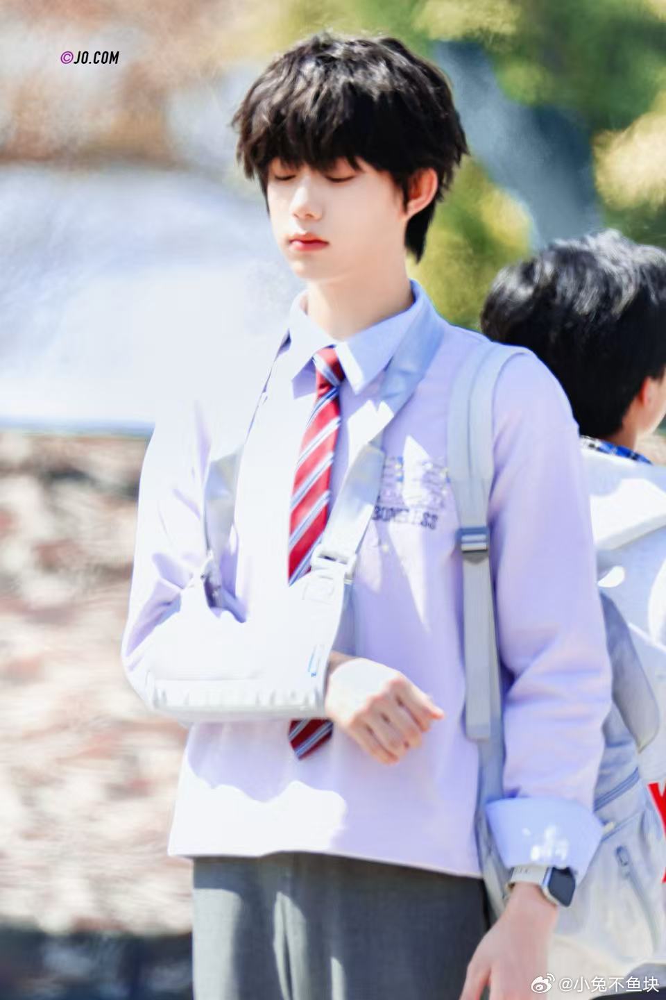 陈奕恒篮球压腕 谁能拒绝会打篮球的陈奕恒，压腕动作又帅又专业，期待值已经拉满，相