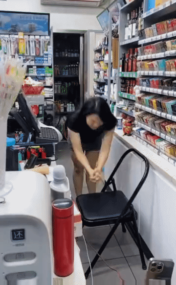 你有这绝技，不去扬名立万，窝在这里当个超市老板娘？[笑哭]