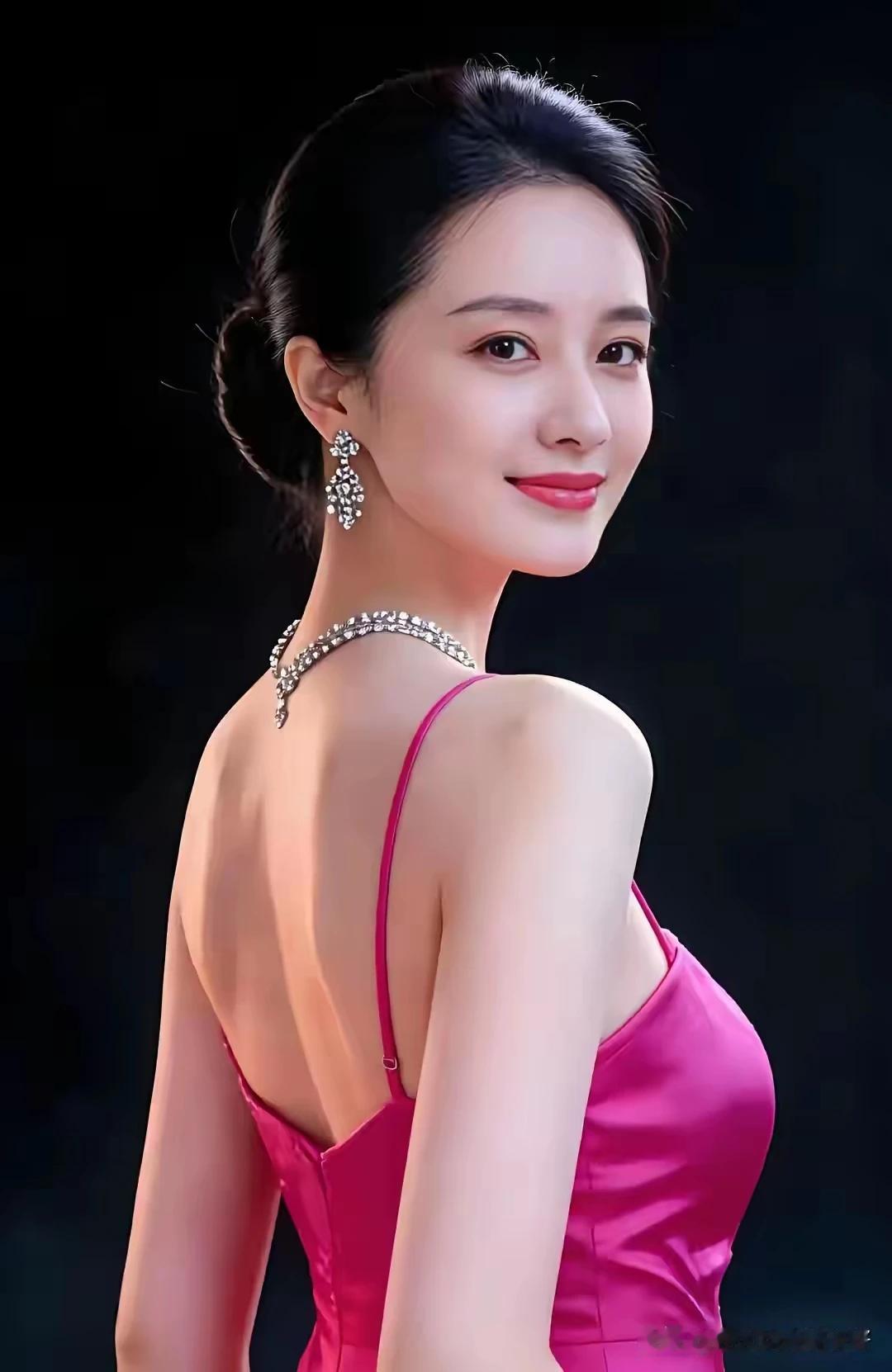 上联：品人间冷暖，
下联：话红尘爱恨。