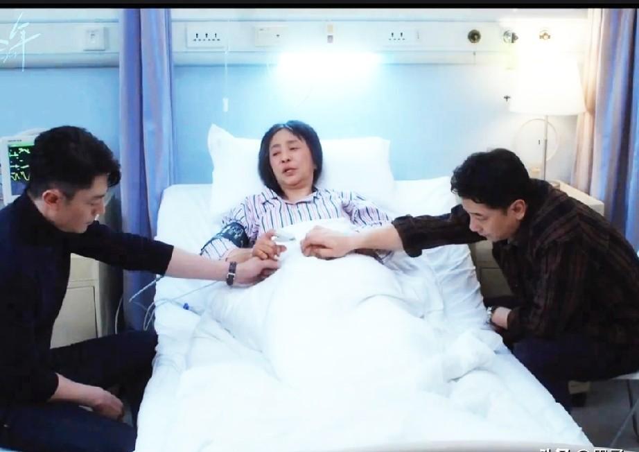 3毛钱。
玻璃瓶壁凝着水珠。
马卫国捏着汽水狂奔时，指尖冰得发痛。
病房走廊长得