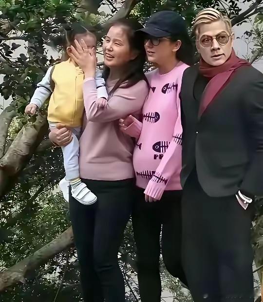 郭富城的岳母比他小4岁，但是郭富城还是看上去比她年轻。 ​​​