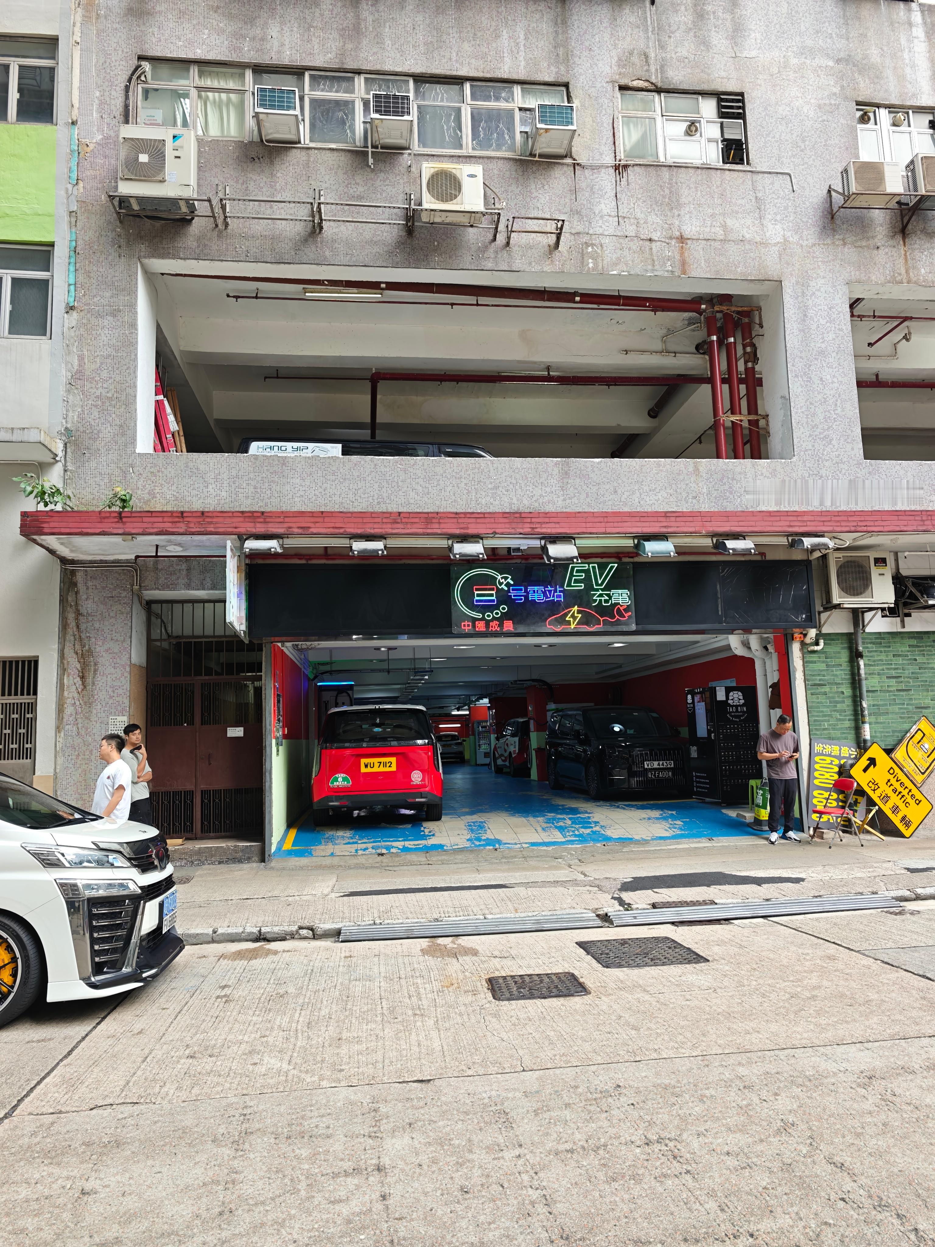 在香港每天碰到好多极氪，好多…………但是还是有很多油车MPV的  ​​​
