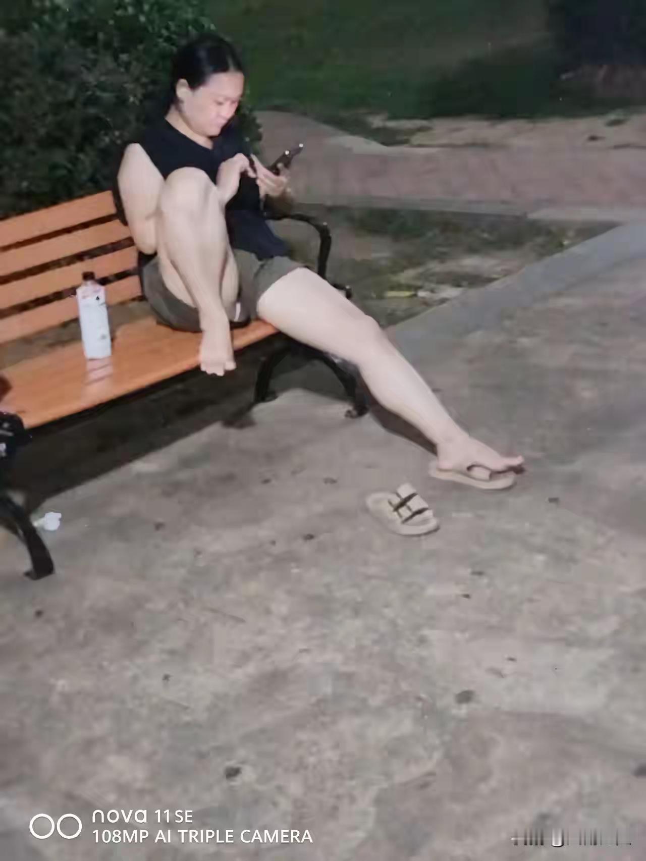 坐那都没有个淑女的形象
