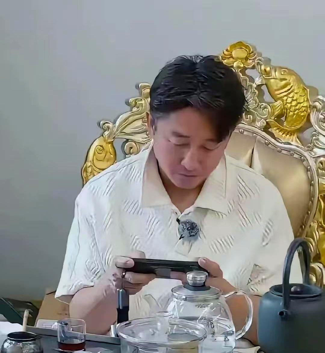 钱躺银行，一年利息四百多万；偏要拉着拳王去开拳馆、餐馆，结果两亿存款变两亿负债，
