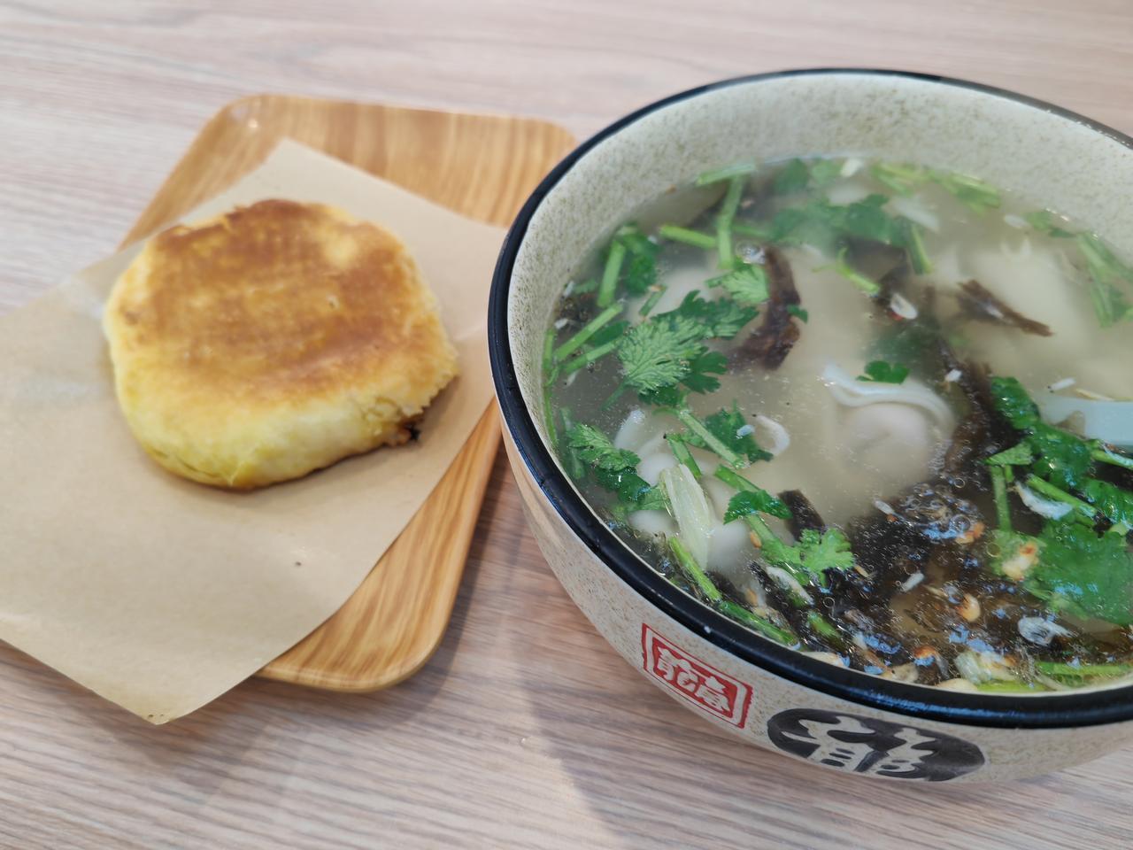 一碗牛肉馄饨15元，12个，一个豆沙火勺2.5元，合计17.5元～

价格和食量