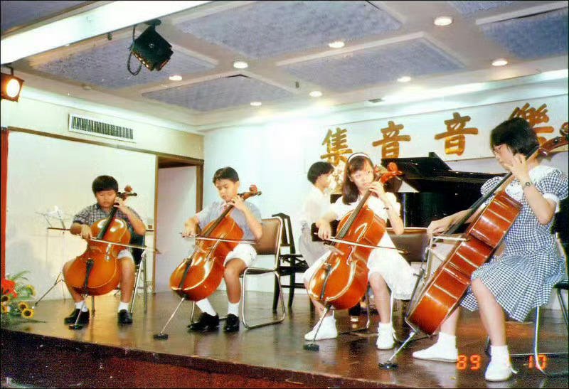 当年的周杰伦再练习大提琴，能找到他吗？ 