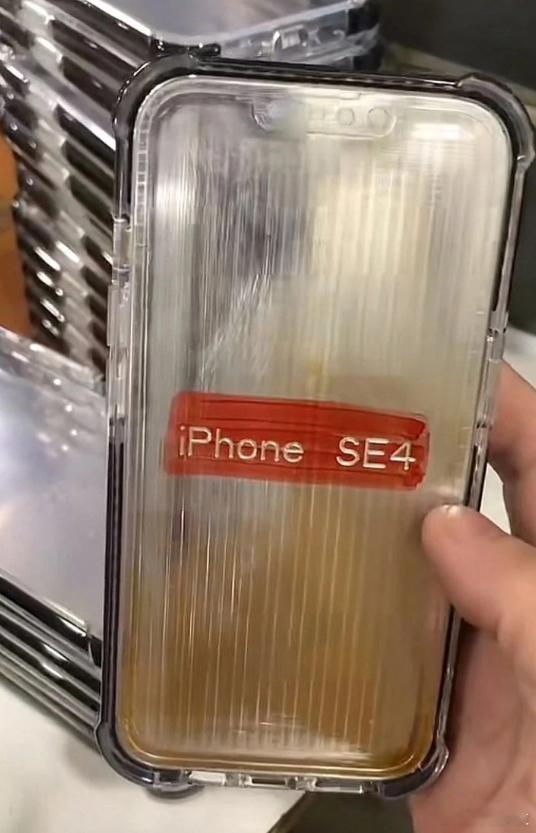 iPhone SE4的保护壳曝光了看样子基本确定是刘海屏，6.1英寸，使用京东方