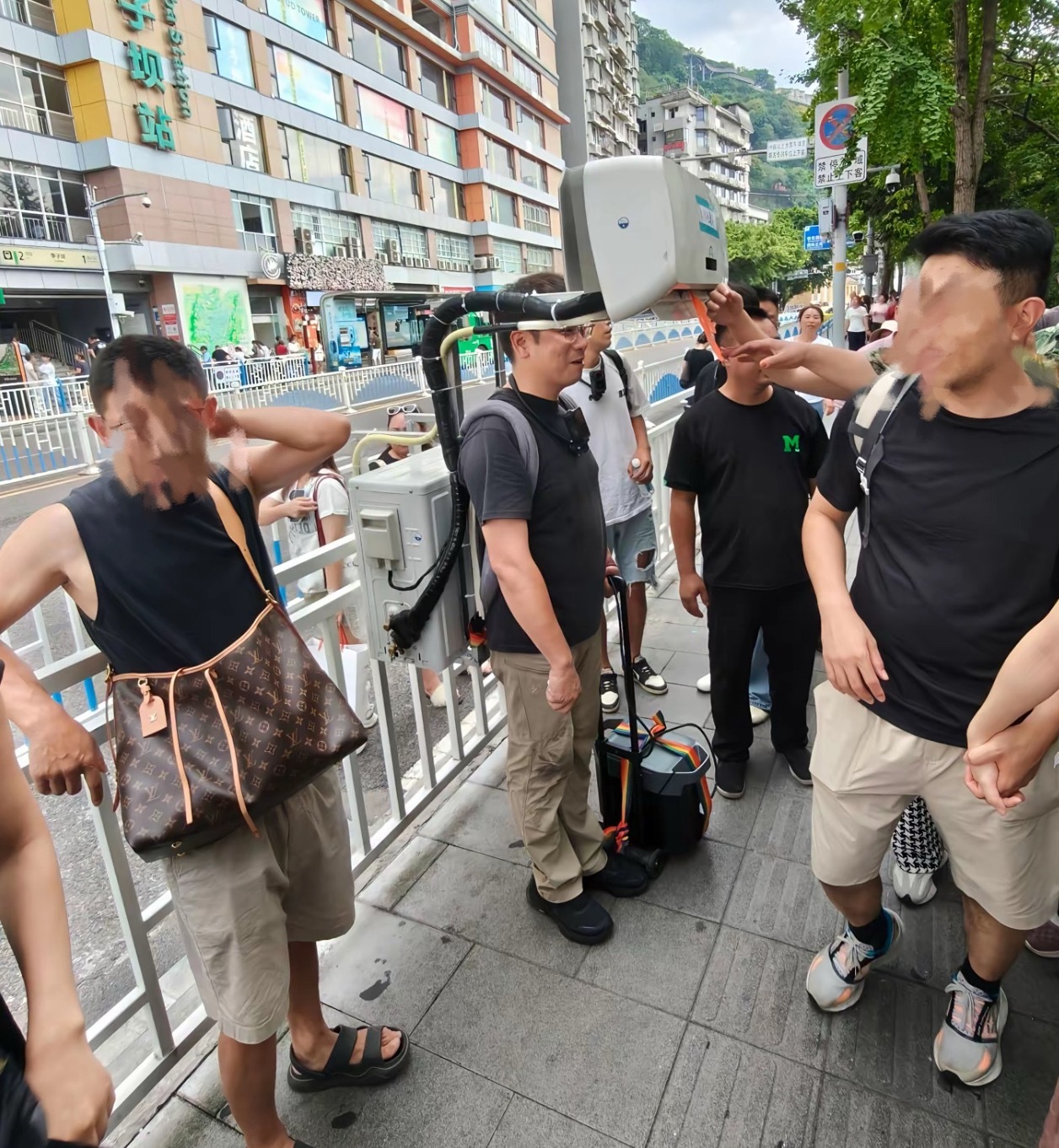 头上长摄像头的我见得多头上长空调的我第一次见[允悲] ​​​