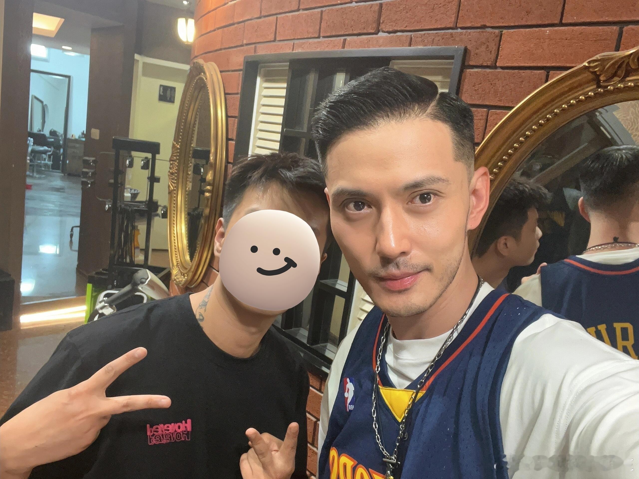 #徐正溪退圈后被偶遇##徐正溪近照状态# 徐正溪退圈后被偶遇，整个人瘦了好多，近